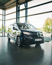 Ein schwarzer Opel-Transporter steht in einem hellen Autohaus mit großen Glasfenstern.  (Foto: Autohaus Peter Gruppe)
