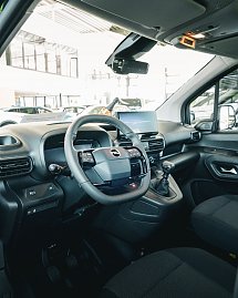 Es ist der Innenraum vom schwarzen Opel-Transporter zusehen.  (Foto: Autohaus Peter Gruppe)