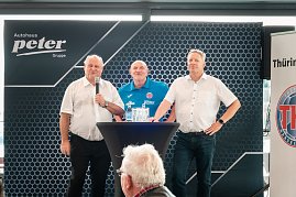Helmut Peter (links), Herbert Müller (Mitte) und Robert Böhm (rechts) beim THC-Medientag im Autohaus Peter in Erfurt  vor einem Banner mit Autohaus-Logo, an einem Stehtisch mit Getränken. (Foto: Autohaus Peter)