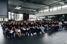 Großer Saal der Autohaus-Peter-Gruppe in Nordhausen. Zahlreiche Auszubildende in schwarzen T-Shirts sitzen in Reihen und verfolgen die Veranstaltung. (Foto: Autohaus Peter)