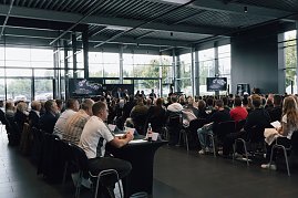 Große Ausbildungsauftaktveranstaltung in der Firmenzentrale der Autohaus-Peter-Gruppe. Vorne sitzen leitende Mitarbeitende, im Hintergrund die neuen Auszubildenden und deren Eltern. (Foto: Autohaus Peter)