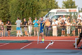 Stabhochspringer im blau-gelben Trikot steht mit Stab in den Händen am Anlauf, bereit für seinen Versuch. Im Hintergrund Zuschauer am Rand der Laufbahn. (Foto: Autohaus Peter)