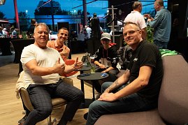 Vier Personen, darunter ein Kind mit Mercedes-Cap, sitzen entspannt in einer Lounge-Ecke. Ein Mann im weißen Shirt zeigt beide Daumen hoch. (Foto: Buchardt | Autohaus Peter )