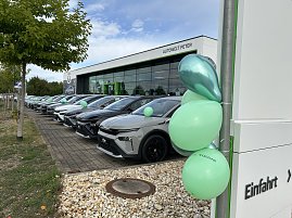 Reihe neuer koda-Autos mit grünen Luftballons vor dem Autohaus Autowelt Peter in Nordhausen. Aufschrift am Gebäude: Autowelt Peter. Im Vordergrund ein Schild mit dem Wort Einfahrt.  (Foto: Autohaus Peter)