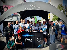 Bilder von den Impressionen am Stand, am Streckenrand und vom Läuferteam. (Foto: Autohaus Peter GmbH)