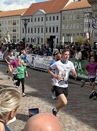 Bilder von den Impressionen am Stand, am Streckenrand und vom Läuferteam. (Foto: Autohaus Peter GmbH)
