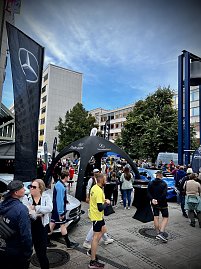 Bilder von den Impressionen am Stand, am Streckenrand und vom Läuferteam. (Foto: Autohaus Peter GmbH)