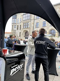 Bilder von den Impressionen am Stand, am Streckenrand und vom Läuferteam. (Foto: Autohaus Peter GmbH)