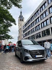 Bilder von den Impressionen am Stand, am Streckenrand und vom Läuferteam. (Foto: Autohaus Peter GmbH)