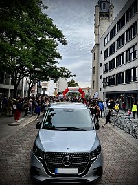 Bilder von den Impressionen am Stand, am Streckenrand und vom Läuferteam. (Foto: Autohaus Peter GmbH)
