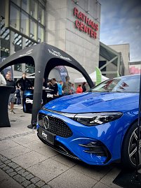 Bilder von den Impressionen am Stand, am Streckenrand und vom Läuferteam. (Foto: Autohaus Peter GmbH)