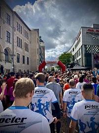 Bilder von den Impressionen am Stand, am Streckenrand und vom Läuferteam. (Foto: Autohaus Peter GmbH)
