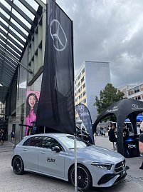 Bilder von den Impressionen am Stand, am Streckenrand und vom Läuferteam. (Foto: Autohaus Peter GmbH)