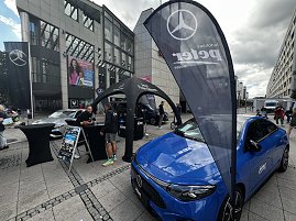 Bilder von den Impressionen am Stand, am Streckenrand und vom Läuferteam. (Foto: Autohaus Peter GmbH)