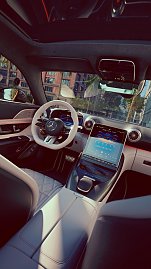 Die Bilder zeigen die Mercedes-AMG Modelle GT 63, SL 63 und GT 43 von außen und innen mit sportlichem Design und hochwertigem, fahrerorientiertem Interieur. (Foto: Mercedes-AMG)