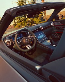 Die Bilder zeigen die Mercedes-AMG Modelle GT 63, SL 63 und GT 43 von außen und innen mit sportlichem Design und hochwertigem, fahrerorientiertem Interieur. (Foto: Mercedes-AMG)