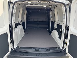 VW Caddy in weiß (Ansicht in den Laderaum) (Foto: Autohaus Peter)