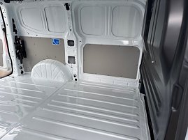 VW Transporter Innenraum von Seitentür aus fotografiert (Foto: Autohaus Peter)