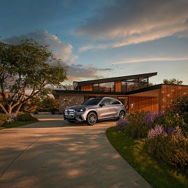 Der neue Mercedes-Benz GLC 400 4MATIC mit EQ Technologie. Energieverbrauch kombiniert: 14,9-18,8 kWh/100 km | CO2-Emissionen kombiniert: 0 g/km | CO2-Klasse: A [1] Interieur: Leder, beech brown/schwarz [1] Die Angaben sind vorläufig. Es liegen bislang weder bestätigte Werte von einer amtlich anerkannten Prüforganisation noch eine EG-Typgenehmigung noch eine Konformitätsbescheinigung mit amtlichen Werten vor. Abweichungen zwischen den Angaben und den amtlichen Werten sind möglich. Inhalt des Displays kann vom Serienstand abweichen. (Foto: Mercedes-Benz AG)