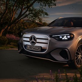 Der neue Mercedes-Benz GLC 400 4MATIC mit EQ Technologie. Energieverbrauch kombiniert: 14,9-18,8 kWh/100 km | CO2-Emissionen kombiniert: 0 g/km | CO2-Klasse: A [1] Interieur: Leder, beech brown/schwarz [1] Die Angaben sind vorläufig. Es liegen bislang weder bestätigte Werte von einer amtlich anerkannten Prüforganisation noch eine EG-Typgenehmigung noch eine Konformitätsbescheinigung mit amtlichen Werten vor. Abweichungen zwischen den Angaben und den amtlichen Werten sind möglich. Inhalt des Displays kann vom Serienstand abweichen. (Foto: Mercedes-Benz AG)