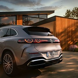 Der neue Mercedes-Benz GLC 400 4MATIC mit EQ Technologie. Energieverbrauch kombiniert: 14,9-18,8 kWh/100 km | CO2-Emissionen kombiniert: 0 g/km | CO2-Klasse: A [1] Interieur: Leder, beech brown/schwarz [1] Die Angaben sind vorläufig. Es liegen bislang weder bestätigte Werte von einer amtlich anerkannten Prüforganisation noch eine EG-Typgenehmigung noch eine Konformitätsbescheinigung mit amtlichen Werten vor. Abweichungen zwischen den Angaben und den amtlichen Werten sind möglich. Inhalt des Displays kann vom Serienstand abweichen. (Foto: Mercedes-Benz AG)