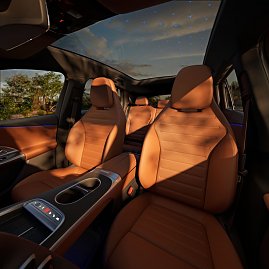 Der neue Mercedes-Benz GLC 400 4MATIC mit EQ Technologie. Energieverbrauch kombiniert: 14,9-18,8 kWh/100 km | CO2-Emissionen kombiniert: 0 g/km | CO2-Klasse: A [1] Interieur: Leder, beech brown/schwarz [1] Die Angaben sind vorläufig. Es liegen bislang weder bestätigte Werte von einer amtlich anerkannten Prüforganisation noch eine EG-Typgenehmigung noch eine Konformitätsbescheinigung mit amtlichen Werten vor. Abweichungen zwischen den Angaben und den amtlichen Werten sind möglich. Inhalt des Displays kann vom Serienstand abweichen. (Foto: Mercedes-Benz AG)