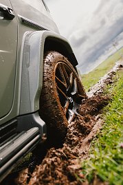 Eine Mercedes-AMG Felge im Schlamm bei der G-Klassen experience.  (Foto: Mercedes-Benz AG)