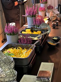 Eine weitere Nahaufnahme von der vielfältigen Auswahl am luxuriösen Buffet. (Foto: Mercedes-Benz AG)