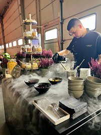 Eine weitere Nahaufnahme von der vielfältigen Auswahl am luxuriösen Buffet und Live-Cooking.. (Foto: Mercedes-Benz AG)