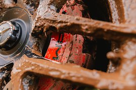 Nahaufnahme der Mercedes-AMG Bremsanlage nach der G-Klassen experience voll mit Schlamm bedeckt.  (Foto: Mercedes-Benz AG)