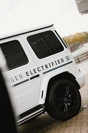 Seitenansicht der elektrischen G-Klasse in der Farbe weiß mit schwarzer beklebung.  (Foto: Mercedes-Benz AG)