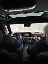 Aufnahme von der G-Klassen experience mit blick aus dem Cockpit in den Himmel bei einer Fahrübung. (Foto: Mercedes-Benz AG)