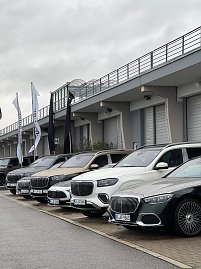 Alle Maybach Modelle vom Scenic Drive aufgereiht in verschiedenen Manufaktur Lackierungen [Mercedes-Maybach GLS 600 | Energieverbrauch kombiniert: 14-13,7 l/100 km | CO2;-Emissionen kombiniert: 316-310 g/km | CO2;-Klasse: G] [Mercedes-Maybach SL 680 Monogram Series | Energieverbrauch kombiniert: 13,6 l/100 km | CO2;-Emissionen kombiniert: 309 g/km | CO2;-Klasse: G] (Foto: Mercedes-Benz AG)