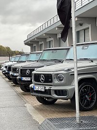 Alle G-Klassen Modelle aufgereiht im sauberen Zustand vor der G-Klassen experience. [Mercedes-Benz G 580 mit EQ Technologie | Energieverbrauch kombiniert: 30,3-27,7 kWh/100 km | CO2;-Emissionen kombiniert: 0 g/km | CO2;-Klasse: A] [Mercedes-AMG G 63 | Energieverbrauch kombiniert: 15,7-14,7 l/100 km | CO2;-Emissionen kombiniert: 358-335 g/km | CO2;-Klasse: G]  (Foto: Mercedes-Benz AG)