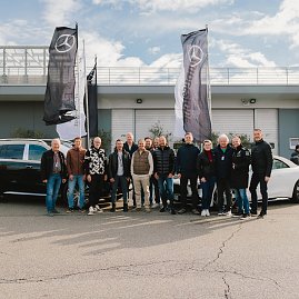 Gruppenfoto der gesammten Teilnehmer vor 2 Maybach Modellen und Mercedes-Benz Fahnen nach der Veranstaltung. [Mercedes-Maybach GLS 600 | Energieverbrauch kombiniert: 14-13,7 l/100 km | CO2;-Emissionen kombiniert: 316-310 g/km | CO2;-Klasse: G] [Mercedes-Maybach SL 680 Monogram Series | Energieverbrauch kombiniert: 13,6 l/100 km | CO2;-Emissionen kombiniert: 309 g/km | CO2;-Klasse: G]  (Foto: Mercedes-Benz AG)
