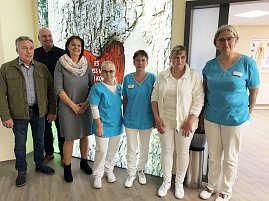 Gruppenfoto: Frau Dr. med. Ina Höpfner mit Team und Marko Wuttke, Bürgermeister Steffen Grimm und Landrätin Antje-Hochwind-Schneider (Foto: Autohaus Peter)