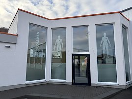 Neue Praxis von außen (Eingangsbereich) (Foto: Autohaus Peter)