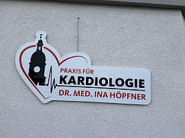 Schild "Kardiologie" an der Fassade der neuen Praxis (Foto: Autohaus Peter)