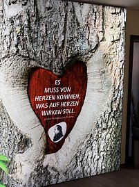 Beleuchtetes XXL Wandbild mit Zitat von Geothe zum Thema Herz (Foto: Autohaus Peter)