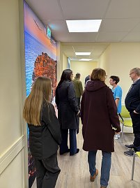 Besichtigung der neuen Praxis (Foto: Autohaus Peter)