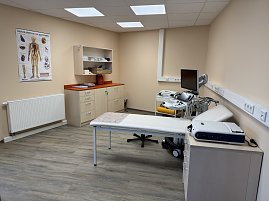 Moderner Behandlungsraum der neuen Praxis (Foto: Autohaus Peter)