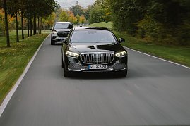 Ein schwarzer Mercedes-Maybach S-Class fährt auf einer Landstraße, gefolgt von einem Mercedes-Maybach SUV. Beide Fahrzeuge sind von vorne zu sehen, mit dem S-Class im Vordergrund und dem SUV dahinter. Die Straße wird von Bäumen gesäumt, und die Farben des Herbstes sind im Hintergrund sichtbar. (Foto: © 2025 HANSE VISUALS)