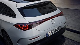 Das Bild zeigt einen wei&szlig;en Mercedes-Benz CLA Shooting Brake, der auf einer breiten, nahezu leeren Stadtstra&szlig;e f&auml;hrt. Moderne Geb&auml;ude umgeben die Szene, das Licht wirkt weich und fr&uuml;hmorgendlich. Der Wagen ist seitlich zu sehen und vermittelt Dynamik sowie Eleganz.