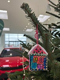 Weihnachtsbaum mit einem gebastelten Baum-Anh&auml;nger