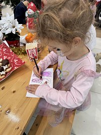 Ein M&auml;dchen malt ein Bild aus