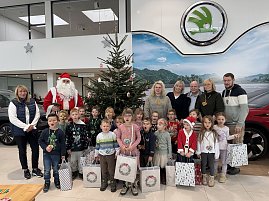 Gruppenfoto vorm geschm&uuml;ckten Baum