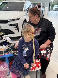 Ein M&auml;dchen wird weihnachtlich geschminkt