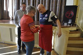 Trainer Herbert Müller bekommt eine rote Schürze umgebunden
