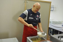 Herbert Müller verteilt mit einer Suppenkelle die Portionen in den Schüsseln.