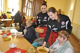 2 Mädels vom THC servieren Suppe und Brot am Tisch